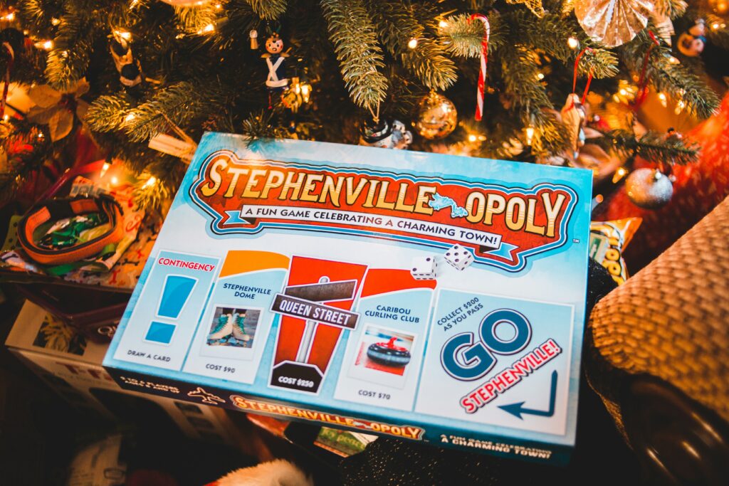 Karácsonyi hangulatban társasjátékozó család – ajándék ötletek a fa alá