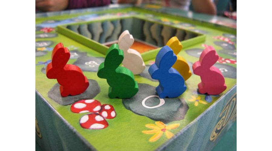 Dixit játék közben – képkártyák és nyuszi bábok