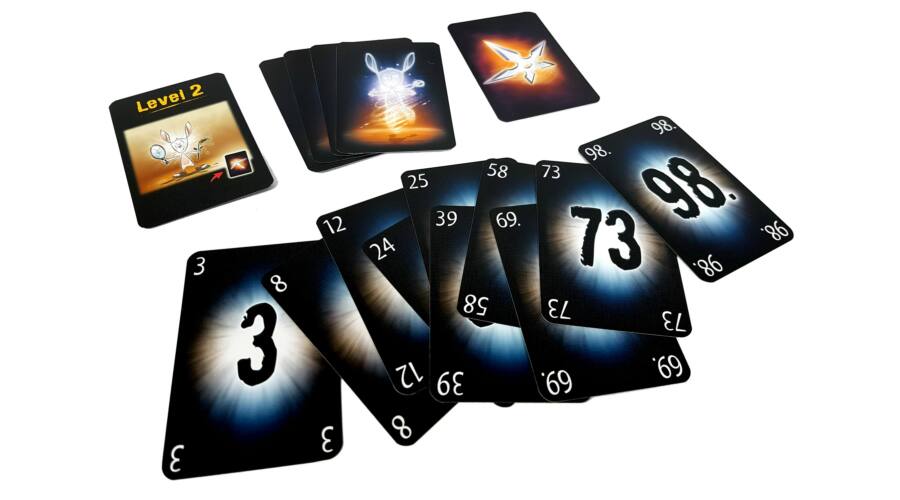 The Mind játék közben – kártyák és szintezőjelzők asztalon 2