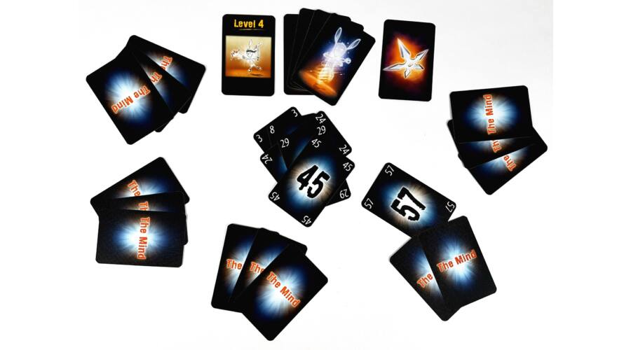 The Mind játék közben – kártyák és szintezőjelzők asztalon