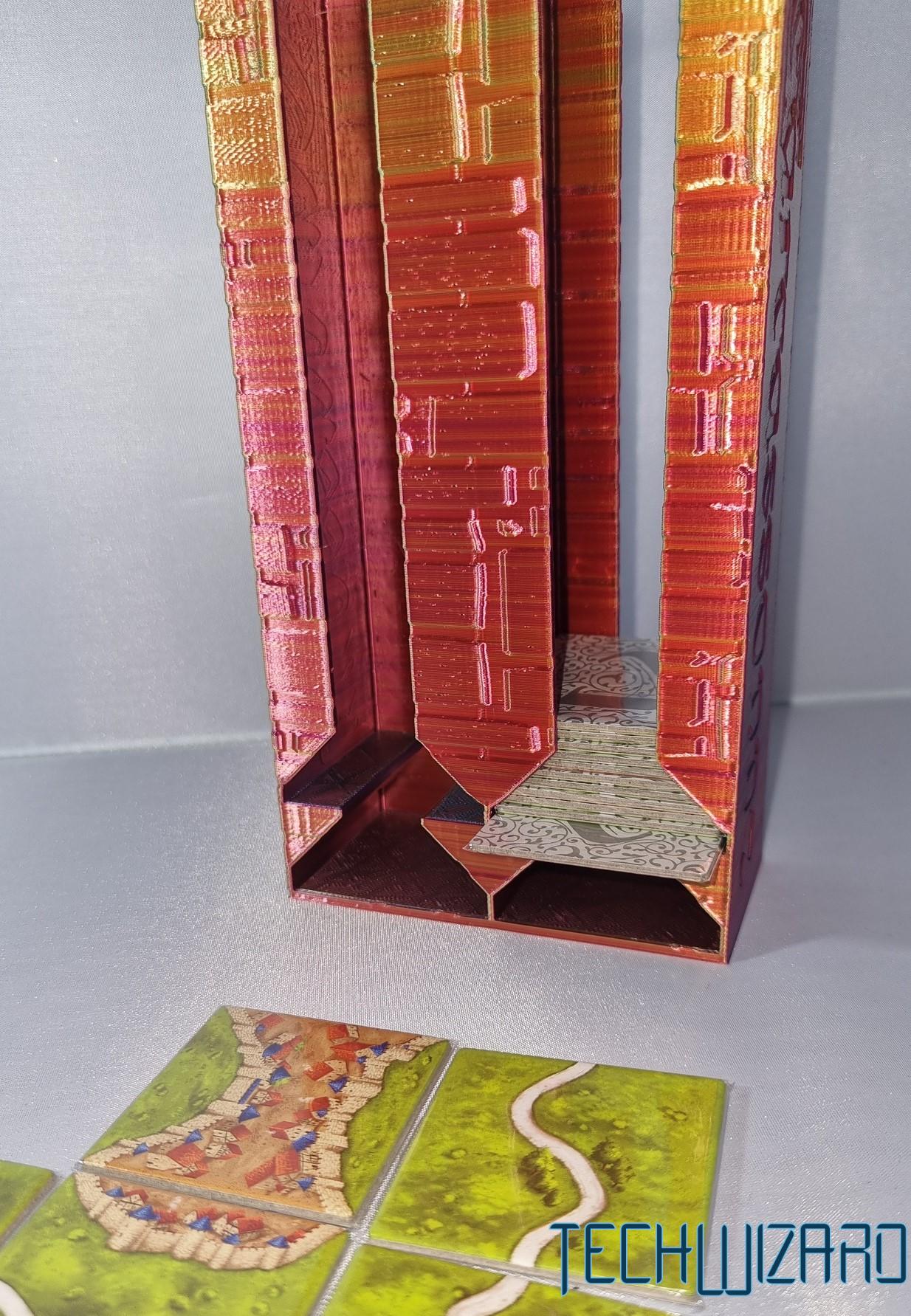 Carcassonne lapka tartó torony három színű PLA anyagból – praktikus és dekoratív kiegészítő a Carcassonne lapkák tárolásához