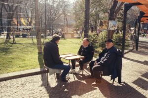 Társasjátékozó emberek a szabadban, tavaszias hangulatban