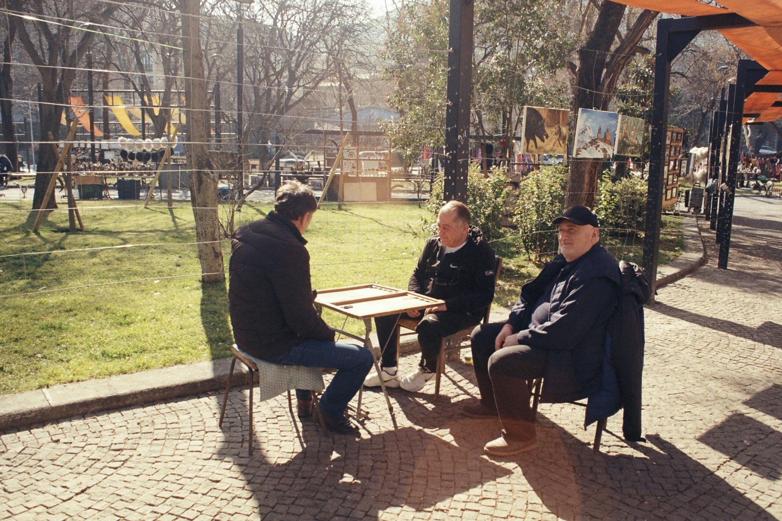 Társasjátékozó emberek a szabadban, tavaszias hangulatban